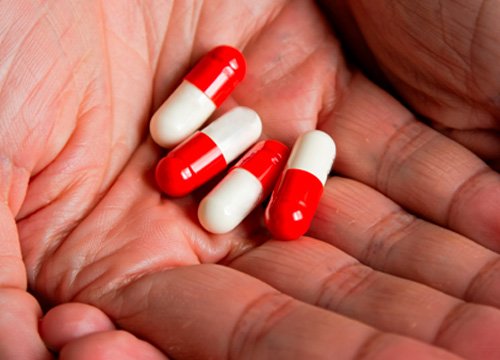 На руке лежат таблетки Лирики